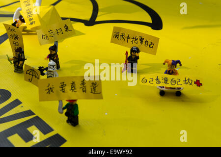 Hong Kong, Chine. 2 novembre, 2014. Les étudiants, les militants de la démocratie pro et d'autres partisans de occuper le centre, maintenant appelé le mouvement ou le parapluie Parapluie,révolution demeurent dans Mong Kok. Les chiffres décrivant les Lego protestation touche caractères. Banque D'Images