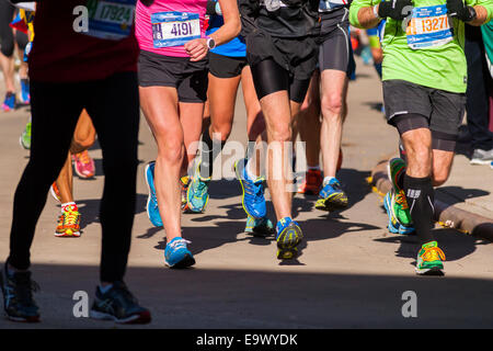 Mode d'usure sneakers colorés coureurs lorsqu'ils passent de Harlem dans le Marathon de New York Banque D'Images