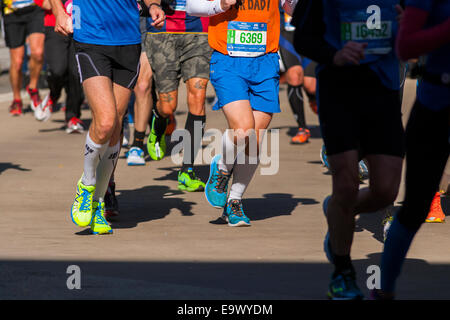 Mode d'usure sneakers colorés coureurs lorsqu'ils passent de Harlem dans le Marathon de New York Banque D'Images