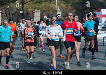 Les coureurs traversent Harlem à New York, à proximité de la 22 mile mark près de Mount Morris Park dans le Marathon de New York Banque D'Images