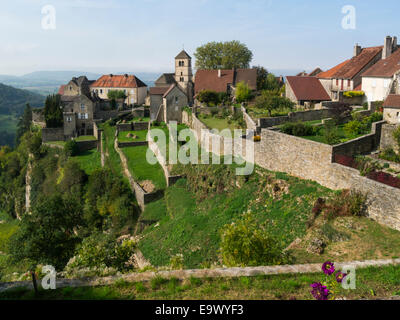 Les pentes en terrasses de Chateau Chalon village célèbre pour la production du Vin Jaune Vin Jaune Jura France de l'est vu de l'UE sur une belle journée d'octobre météo Banque D'Images