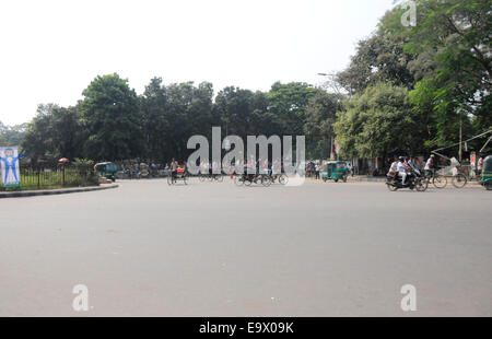 Dhaka, Bangladesh. 29Th sep 2014. Route est presque vide pendant une grève de 72 heures à l'échelle nationale appliquée par le plus grand parti islamiste du Bangladesh Jamaat-e-Islami qui exigeaient la libération de leur chef de parti à Dhaka, Bangladesh, le 3 novembre 2014. Le plus grand parti islamiste du Bangladesh a demandé 72 heures de grève à l'échelle du pays pour protester contre le jugement du tribunal qui a condamné son chef Motiur Rahman Nizami peine de mort pour crimes de guerre. © Shariful Islam/Xinhua/Alamy Live News Banque D'Images