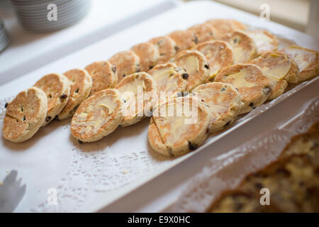 'Beurré traditionnels gâteaux gallois' griddle cuit cannelle, muscade scones drop épicé sur un plateau de service, le Pays de Galles UK Banque D'Images