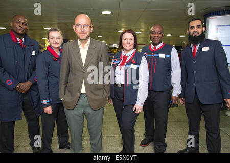 Londres, Royaume-Uni. 3 novembre, 2014. Le personnel du tube de nouveaux uniformes, Oxford Circus, Londres, Royaume-Uni 03.11.2014 Aujourd'hui, Transport for London personnel Tube portant de nouveaux uniformes conçus par Wayne Hemingway. Le logo Tube apparaît maintenant sur pockeys et poignets et est également brodé sur le dos de l'uniforme. Les travailleurs du tube à essayer les nouveaux uniformes ont été rejoints par le concepteur durant leur quart de travail à la station de métro Oxford Circus (de gauche à droite) Serge Aker, Sarah Beighton, Wayne Hemingway, Tracy Styles, Roni Mack, et Mustafa. Credit : Clickpics/Alamy Live News Banque D'Images