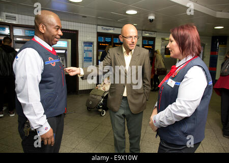 Londres, Royaume-Uni. 3 novembre, 2014. Le personnel du tube de nouveaux uniformes, Oxford Circus, Londres, Royaume-Uni 03.11.2014 Aujourd'hui, Transport for London personnel Tube portant de nouveaux uniformes conçus par Wayne Hemingway. Le logo Tube apparaît maintenant sur les poches et aux manches et est également brodé sur le dos de l'uniforme. Les travailleurs du tube à essayer les nouveaux uniformes ont été rejoints par le concepteur durant leur quart de travail à la station de métro Oxford Circus (de gauche à droite) Roni Mack, Wayne Hemingway et Tracy Styles (station Manager Général) Credit : Clickpics/Alamy Live News Banque D'Images