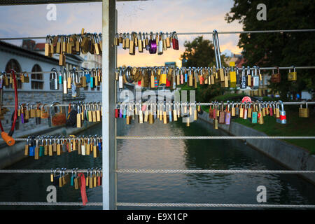 Cadenas d'amour sur le pont à Ljubljana, Slovénie Banque D'Images