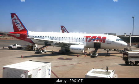 Un Airbus 320 de TAM Airlines aéroport international de Brasilia Brésil Banque D'Images