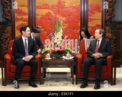 Beijing, Chine. 29Th sep 2014. Le vice-Premier ministre chinois Ma Kai (R, à l'avant) se réunit avec Lee Jae-yong, vice-président de Samsung Electronics, à Beijing, capitale de la Chine, le 3 novembre 2014. © Pang Xinglei/Xinhua/Alamy Live News Banque D'Images