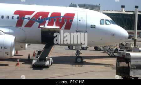 Un Airbus 320 de TAM Airlines aéroport international de Brasilia Brésil Banque D'Images