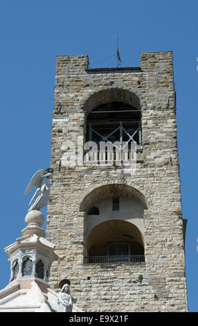 La Torre Civica (Campanone) sur la Piazza Vecchia, haute de Bergame, Lombardie, Italie Banque D'Images