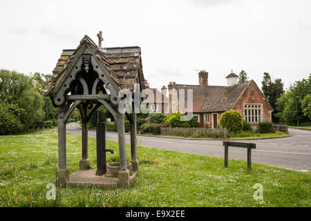 La tête de puits dans le village de Leigh, à Surrey, UK Banque D'Images