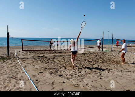 Les gens la pratique du beach tennis à Belek, Antalya, Turquie Banque D'Images
