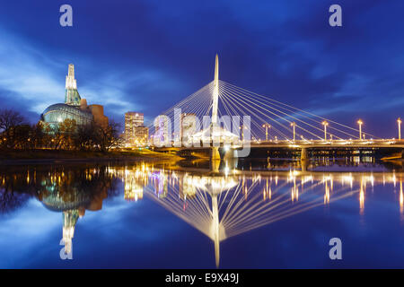 Skyline de Winnipeg dans la nuit avec un musée canadien pour les droits de l'homme et le pont Esplanade Riel, Winnipeg, Manitoba, Canada Banque D'Images