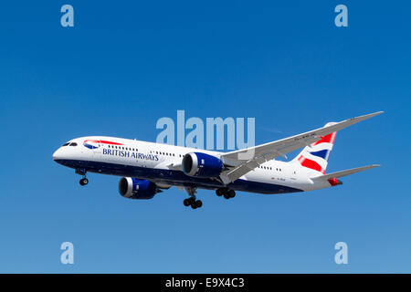 British Airways Boeing 787 avion, G-ZBJE, sur son approche pour l'atterrissage à l'aéroport de Londres Heathrow, Angleterre, RU Banque D'Images