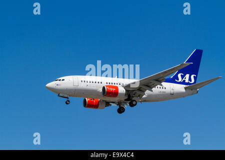 SAS Scandinavian Airlines Boeing 737 avion, LN-PVC sur son approche pour l'atterrissage à l'aéroport de Londres Heathrow, Angleterre, RU Banque D'Images