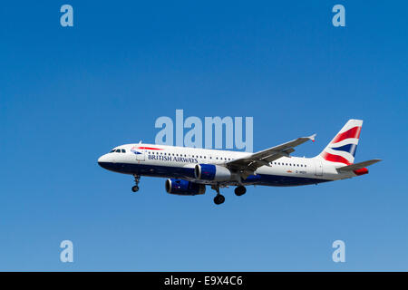 British Airways Airbus A320 avion, G-le théoreme sur approche à l'atterrissage à l'aéroport de Londres Heathrow, Angleterre, RU Banque D'Images