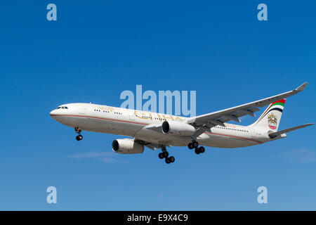 Etihad Airways avion Airbus A330, A6-AFF, sur l'approche à l'atterrissage à l'aéroport de Londres Heathrow, Angleterre, RU Banque D'Images