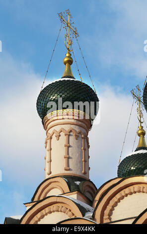 Les dômes de la Cathédrale Sainte-Sophie à Moscou sur fond de ciel bleu Banque D'Images