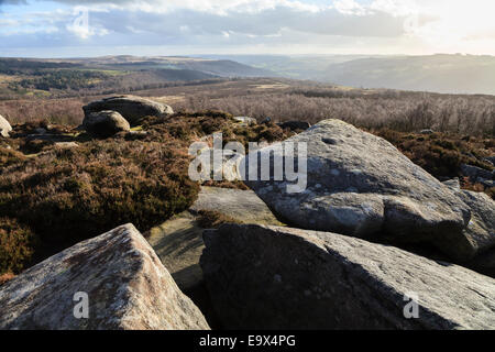 Vue vers la vallée de la Derwent, de Millstone Edge, Peak District National Park, South Yorkshire, Angleterre Banque D'Images