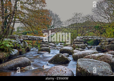 Vue sur la rivière Dartmeet avec pont battant partiellement effondré, Dartmeet Clapper Bridge, rivière Dart, Dartmoor, dans le Devon, Angleterre. Banque D'Images