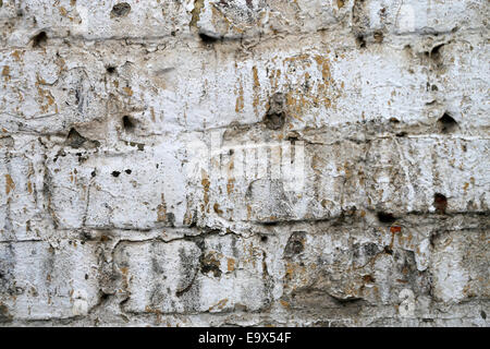 La texture de mur en briques anciennes couvertes de plâtre blanc Banque D'Images