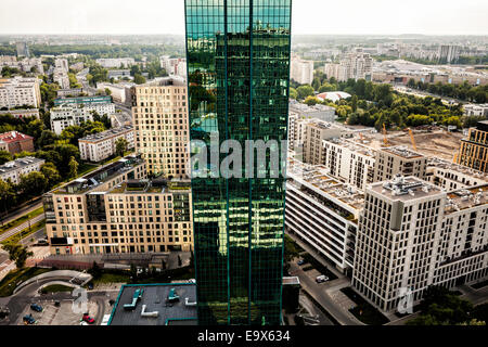 Skyscrapter verte au-dessus de la ville. Vue depuis le toit. Banque D'Images