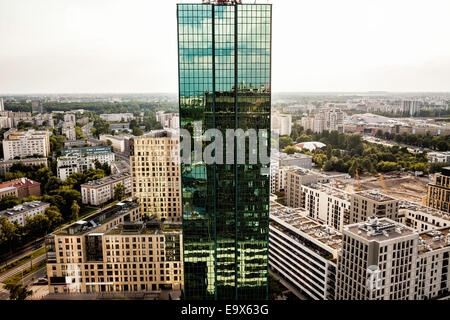 Skyscrapter verte au-dessus de la ville. Vue depuis le toit. Banque D'Images