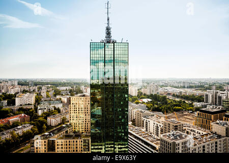 Skyscrapter verte au-dessus de la ville. Vue depuis le toit. Banque D'Images