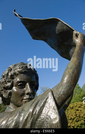 FLORENCE STATUE FILLE AGITANT MARTUS (©FELIX DE WELDON 1974) RIVER STREET GARDENS SAVANNAH GEORGIA USA Banque D'Images