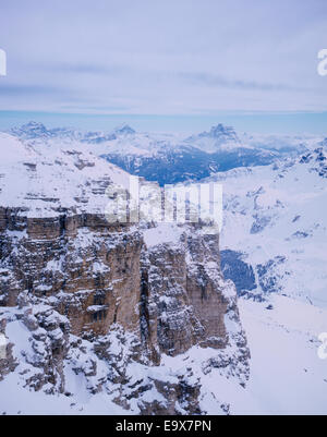 Monte Pelmo Alta Badia Corvara au-dessus du sommet du Sass Pordoi sur la Sella Gruppe Gruppo del Sella Dolomites Italie Banque D'Images