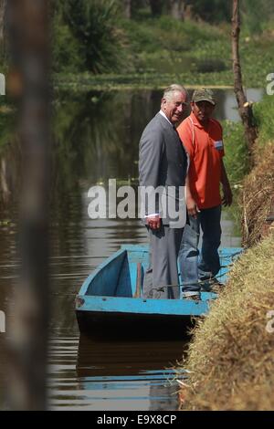 La ville de Mexico, Mexique. 29Th sep 2014. Le Prince Charles britannique (L) se trouve dans un petit bateau au cours de sa visite dans le réseau de canaux de Xochimilco de Mexico, capitale du Mexique, le 3 novembre à 2014. Crédit : Jose Mendez/Piscine/Xinhua/Alamy Live News Banque D'Images