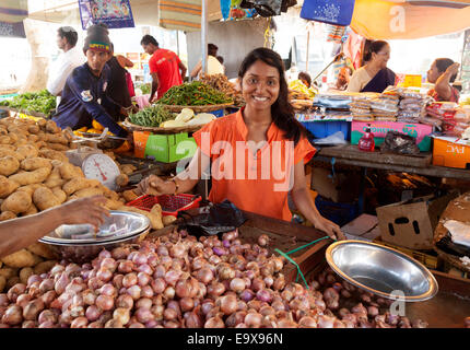 Maurice Mahebourg ; Une femme souriante de l'île Maurice qui vend de la nourriture dans son stand, marché de la ville de Mahebourg, Maurice. Maurice Banque D'Images