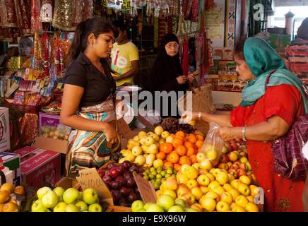 Les gens d'acheter des fruits/mauricienne veg au marché alimentaire intérieur, Mahebourg, Mauritius Banque D'Images