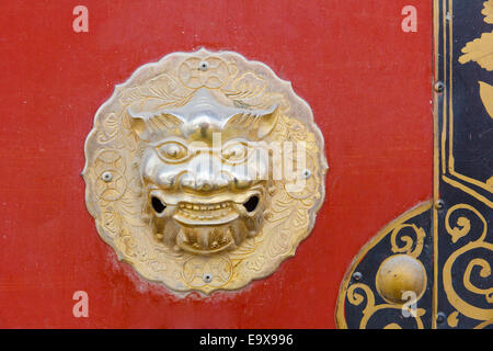 Détail de la porte chinoise rouge avec tête de dragon Banque D'Images