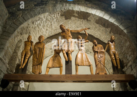 L'église romane de Santa Eulalia en Erill la Vall. Vall de Boi, Lleida, Catalogne, Espagne. Descente de croix sculptures en bois Banque D'Images