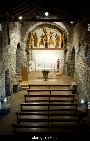 L'église romane de Santa Eulalia en Erill la Vall. Vall de Boi, Lleida, Catalogne, Espagne. Descente de croix sculptures en bois Banque D'Images