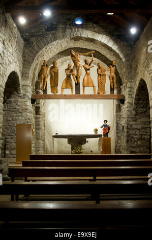 L'église romane de Santa Eulalia en Erill la Vall. Vall de Boi, Lleida, Catalogne, Espagne. Descente de croix sculptures en bois Banque D'Images