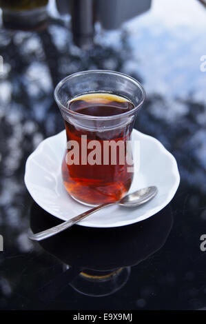 Un verre de chay turc, chai, thé, Bodrum, Turquie Banque D'Images