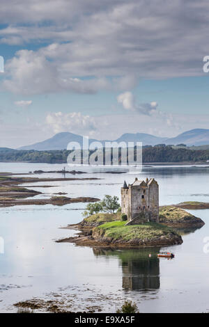 Château de Stalker sur Loch Laich à Argyll, en Écosse. Banque D'Images