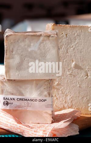 L'Italie, Lombardie, Crema, Salva Cremasco fromage typique TDC pour la vente au stand. Banque D'Images