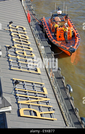 Station RNLI sur la Tamise à côté du Victoria Embankment avec équipage sur veille dans lifeboat Banque D'Images
