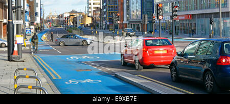 Voie cyclable dédié séparé de la circulation automobile par des bordures en béton Banque D'Images