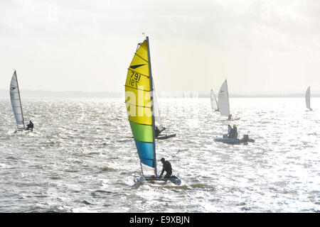 Dériveurs Thames Estuary au large de la côte du littoral de Southend avec Kent distante sur une froide journée de février venteux en soleil Banque D'Images