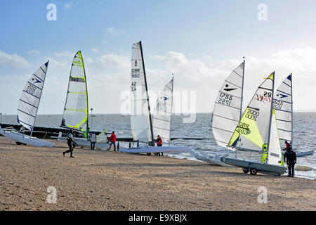 Prépare à lancer en dériveurs l'estuaire de la Tamise à partir de la plage à Shoeburyness lors d'une froide journée de février venteux Banque D'Images