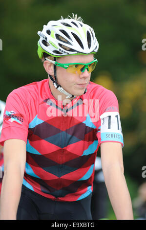 Concurrent dans une course de cyclocross sur la ligne de départ Banque D'Images