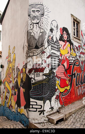 Vue de près vertical graffiti décoratif à Lisbonne. Banque D'Images
