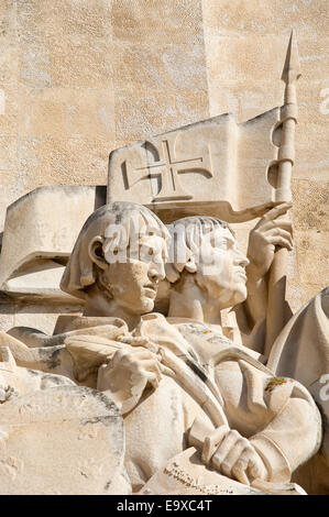 Close up vertical des figures sur le Monument des Découvertes dans la région de Belém, Lisbonne Belém Banque D'Images