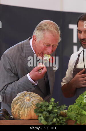 La ville de Mexico, Mexique. 29Th sep 2014. Le Prince Charles britannique (L) saveurs des légumes lors de sa visite à la Dolores Olmedo à Mexico, capitale du Mexique, le 3 novembre à 2014. Crédit : Jose Mendez/Piscine/Xinhua/Alamy Live News Banque D'Images