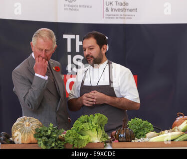 La ville de Mexico, Mexique. 29Th sep 2014. Le Prince Charles britannique (L) interagit avec le chef mexicain Enrique Olvera au cours de sa visite à la Dolores Olmedo à Mexico, capitale du Mexique, le 3 novembre à 2014. Crédit : Jose Mendez/Piscine/Xinhua/Alamy Live News Banque D'Images