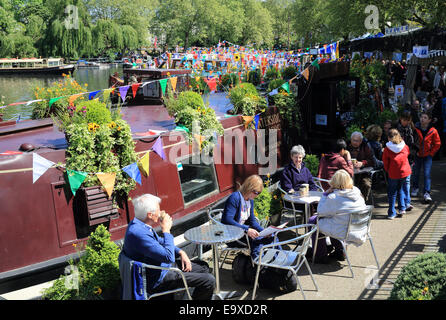 Les bateaux colorés et les chalands de la cavalcade du canal d'été annuel, dans la Petite Venise, l'ouest de Londres, Angleterre, RU Banque D'Images